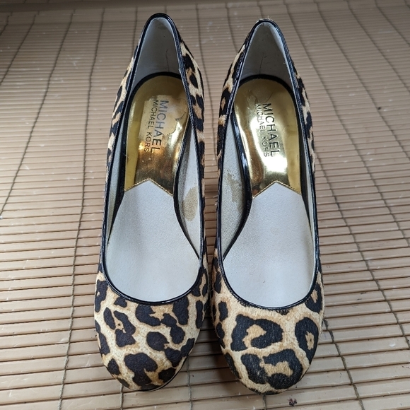 Michael Kors women's sz 7B platform 4" heels. Calf hair Leopard print pumps. 315 - Picture 2 of 10